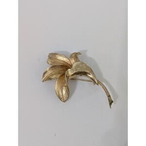 Pegasus Coro Gold Tone Flower Lillies‎ Pin Brooch Vintage Signed